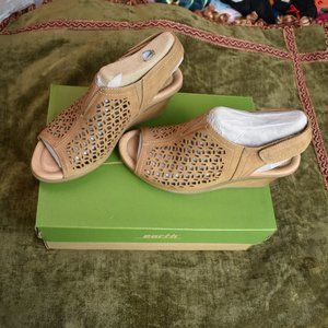 Earth Brand Sandals NEW